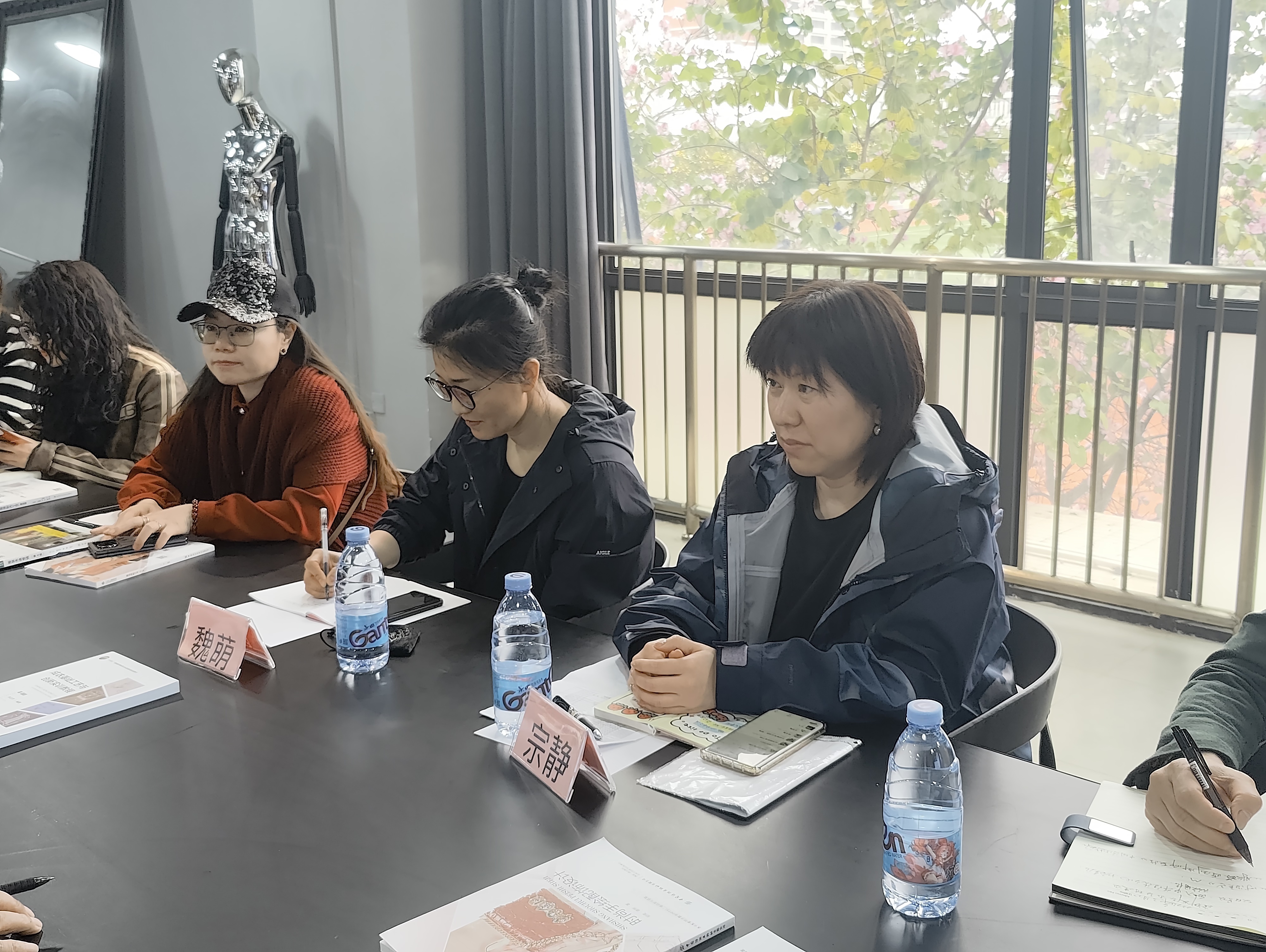 图片三. 社长魏萌、副社长宗静与与会教师代表交流.jpg